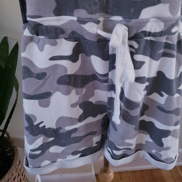 🏷Vintage 1990's Jordache Camo Print Short Overall - XL - Picture 3 of 13